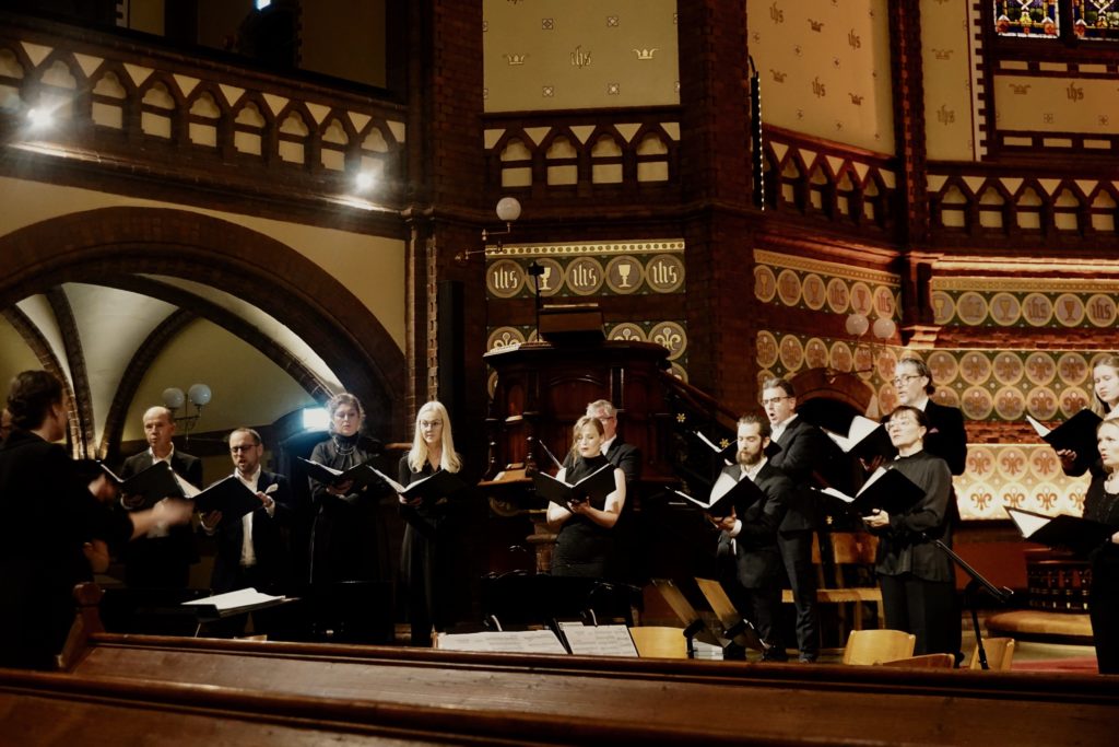 Dirigent, strykere og sangere på Fred X-konserten i Paulus kirke 14. november 2021.